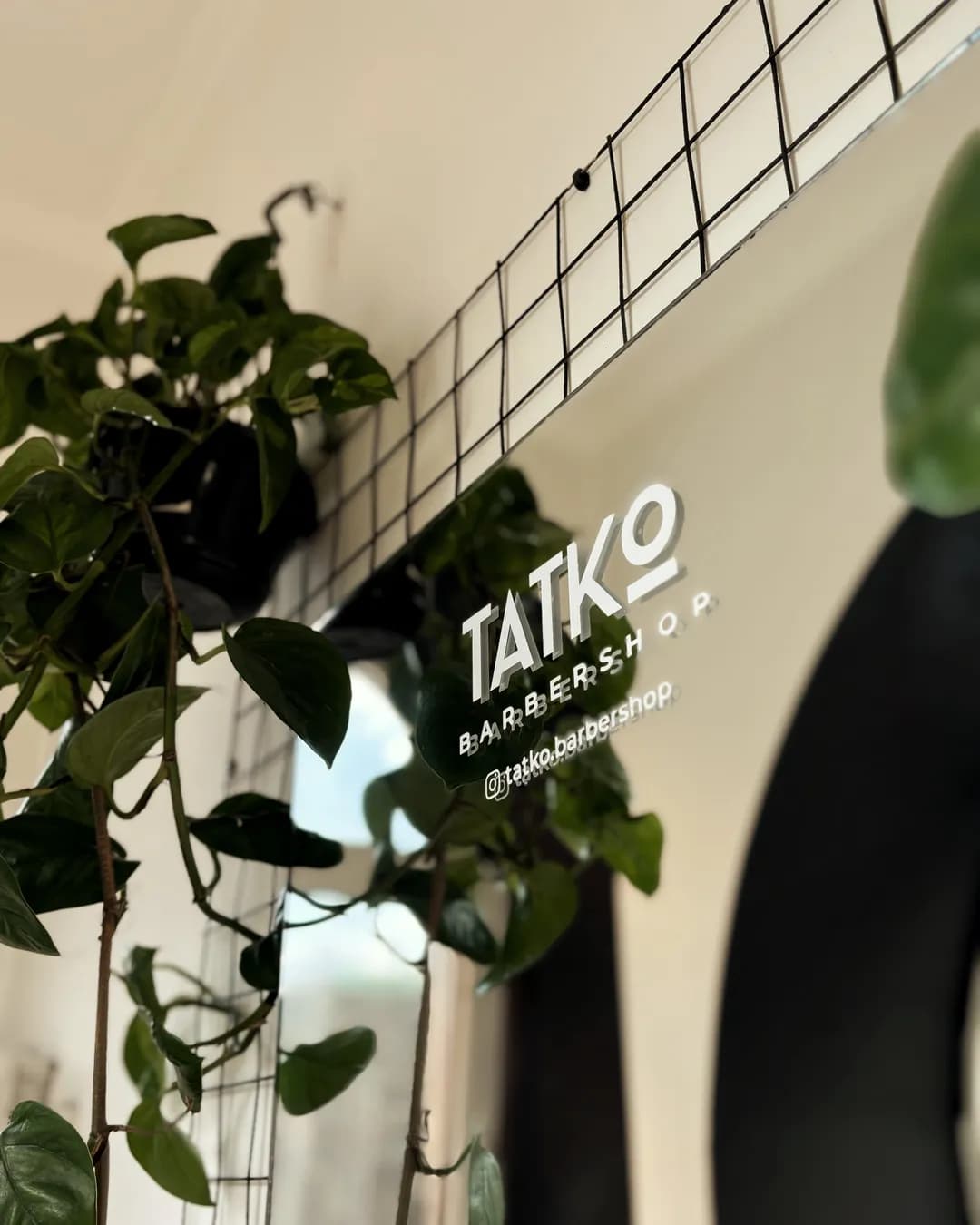 Інтер'єр барбершопу TATKO
